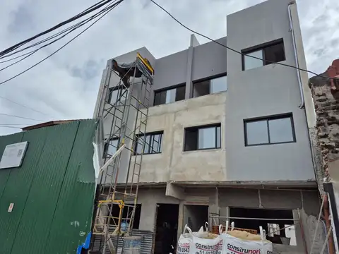 Triplex a Estrenar con doble cochera, jardin y terraza