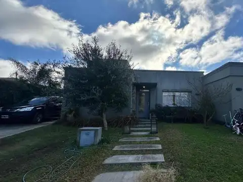 Hermosa casa en barrio cerrado Manzanares Chico