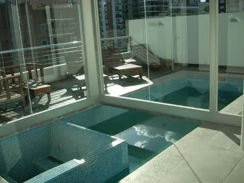 Dos uminosos ambientes  c/ balcón, cocina abierta y baño completo. Edificio con pileta, SUM y  parrilla
