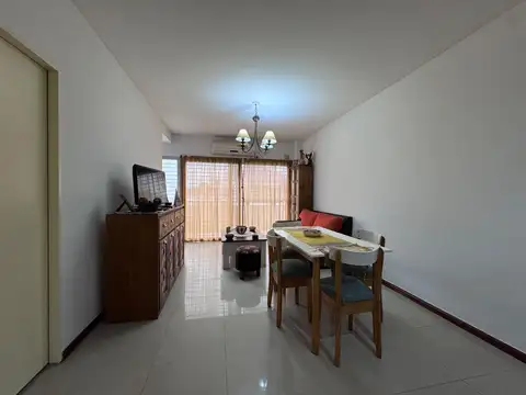 3 AMBIENTES AL FRENTE EN DUPLEX CON BALCON Y PATIO.