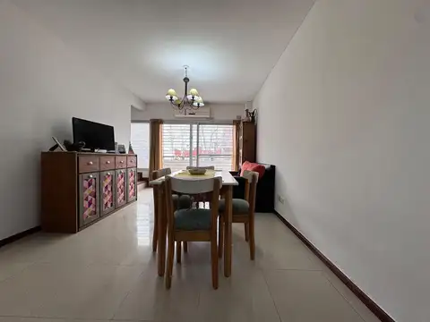 3 AMBIENTES AL FRENTE EN DUPLEX CON BALCON Y PATIO.