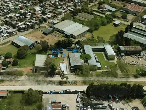 Galpón Industrial de 697 m² en 2.300 m² Lote c/ puente grúa de 1 tn - Casanova