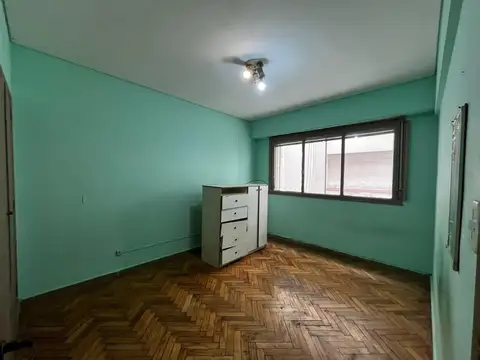 Depto 2 amb, lateral, 1º piso por escalera