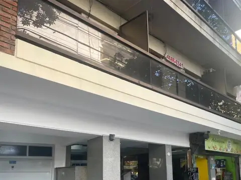Monoambiente al frente con balcón