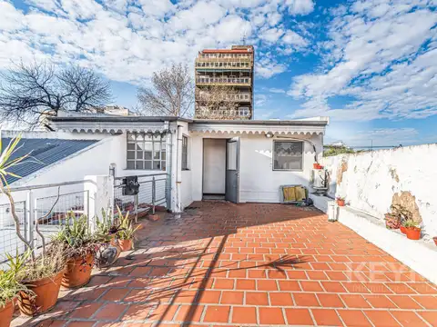 Casa 6 ambientes en 3 plantas,  con cochera y terraza en Floresta
