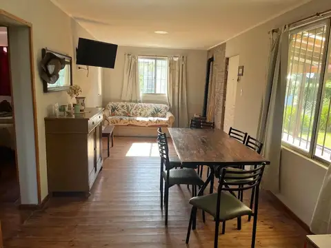 Casa 4 ambientes con 2 baños