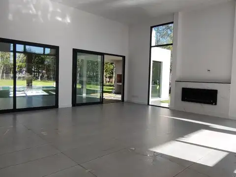 Casa en Venta con 2 cocheras