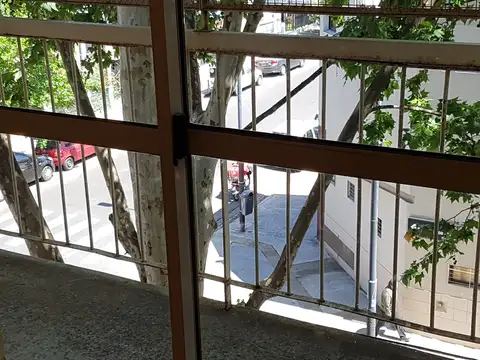 2 Ambientes frente con balcón corrido 3º por escalera, bajas expensas.
