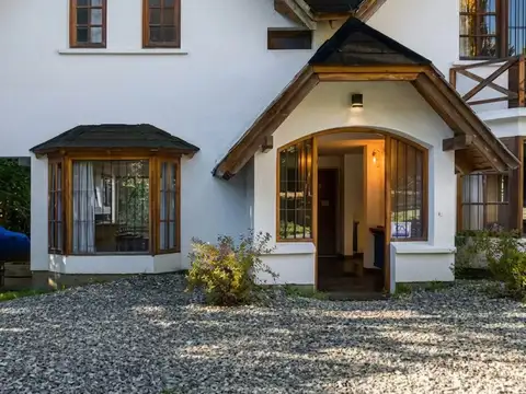 Casa en venta 4 ambientes Bariloche con amplio jardín