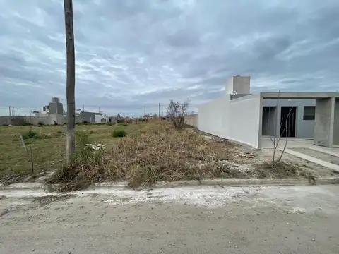 VENDO TERRENO LOTE de 182 m2 en Barrio VILLA CORNU ESTE