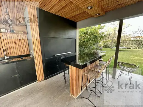 Casa en Venta con 2 cocheras
