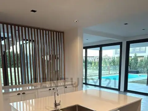 Casa 5 ambientes con 3 baños