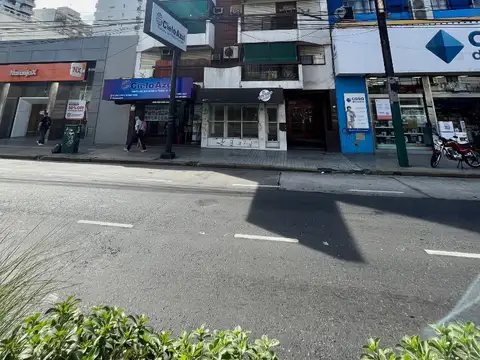 Av. H. Yrigoyen 8800, Piso 7