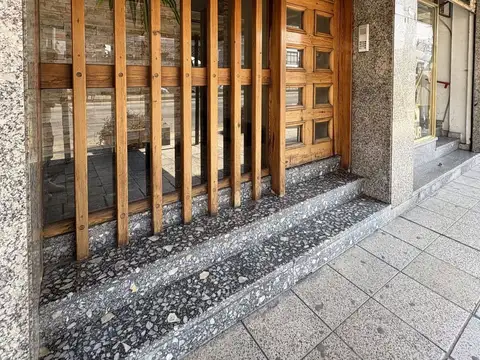 Local de 150 m² sobre Hip. Yrigoyen 3900 c/ doble vestuario y baño