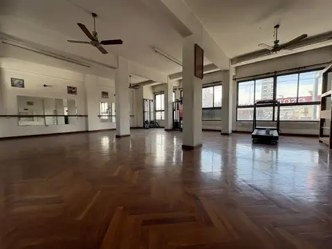 Local de 150 m² sobre Hip. Yrigoyen 3900 c/ doble vestuario y baño