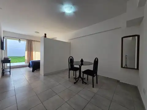 VENTA. MONOAMBIENTE PATIO Y  JARDÍN. PARQUE CHAS