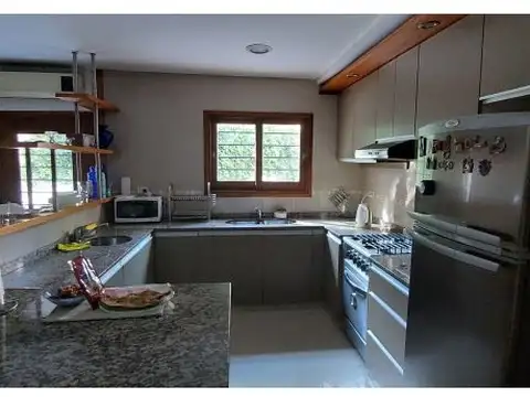 Casa 8 ambientes con 3 baños