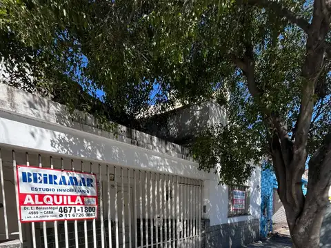 CASA 4 AMBIENTES  "REGULAR ESTADO"  LOTE PROPIO CON JARDIN PARRILLA Y TERRAZA.