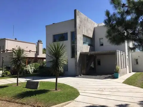 Casa en venta - 3 Dormitorios 3 Baños - Cañuelas