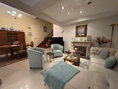 Casa en Venta con 2 cocheras