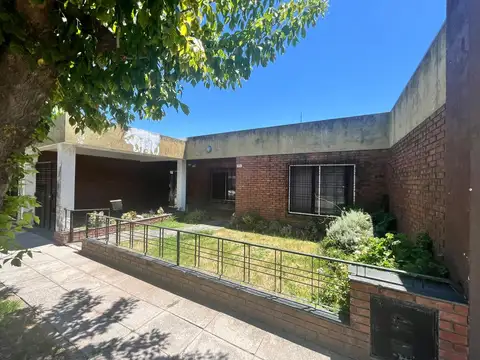 HERMOSA PROPIEDAD CON UN GRAN PARQUE UBICADA A SOLO 8 CUADRAS DE ESTACIÓN PADUA  