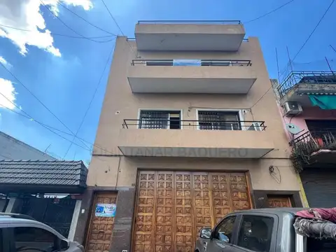 Venta de 5 departamentos y galpón en block en Pompeya