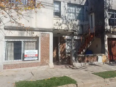 Casa en venta en centro de San Pedro. Posee un departamento en PA.