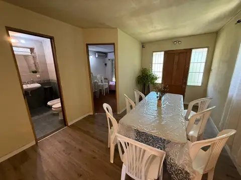Casa 4 ambientes con 2 baños