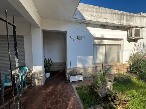 Casa 6 ambientes con 2 baños