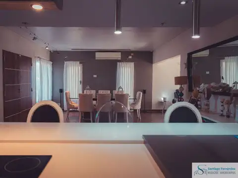 Casa en Venta con 3 cocheras