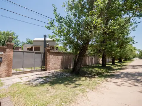 Casa 8 ambientes con 2 baños