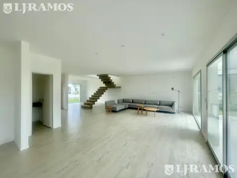 Casa en Venta con 6 cocheras