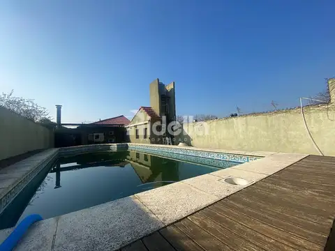 Casa 3 dorm. con suite, galería y gran jardín con pileta — Berisso