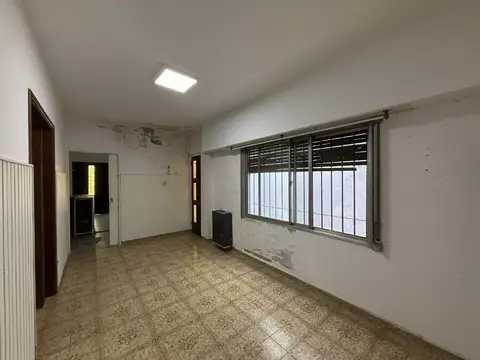 Casa 6 ambientes con 2 baños