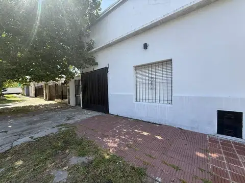 Casa multifamiliar con patio y parrilla Temperley