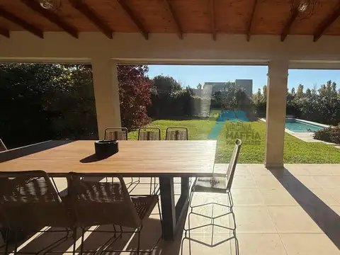 Casa en Venta con 3 cocheras