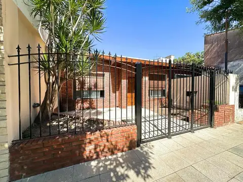 Casa de 3 ambientes con patio y cochera