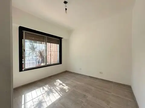 Casa de 3 ambientes con patio y cochera