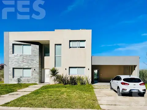 Casa 5 ambientes con 3 baños