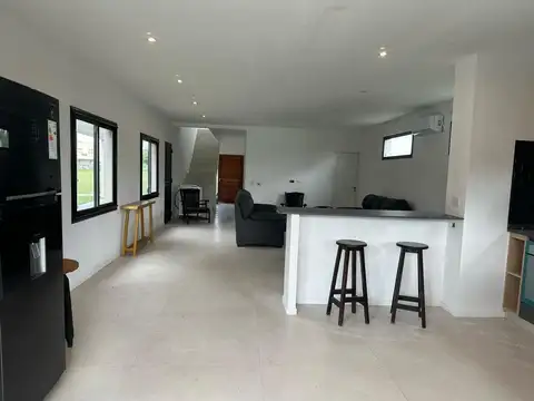 Casa 4 ambientes con 2 baños