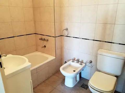 Depto Alquiler  3 Ambientes , detalles de categoria. balcon aterrazado 80M2 aprox