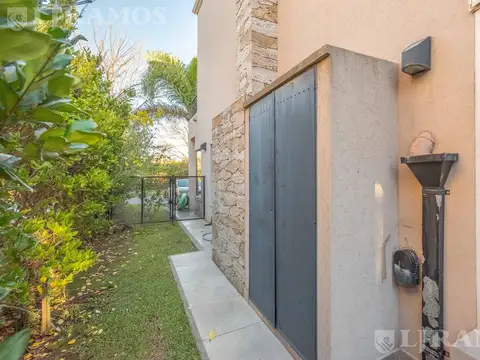 Casa 6 ambientes con 4 baños