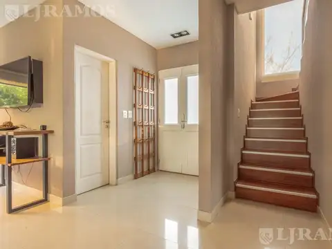 Casa en Venta con 5 cocheras