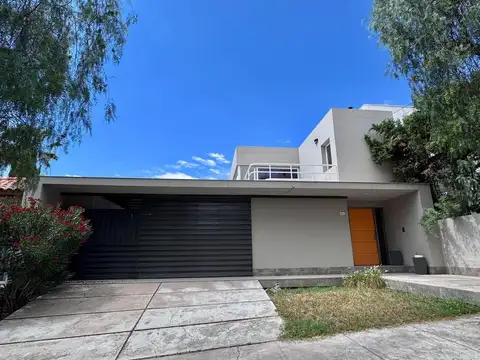 OPENHOUSE alquila moderna casa con piscina en Barrio Dalvian