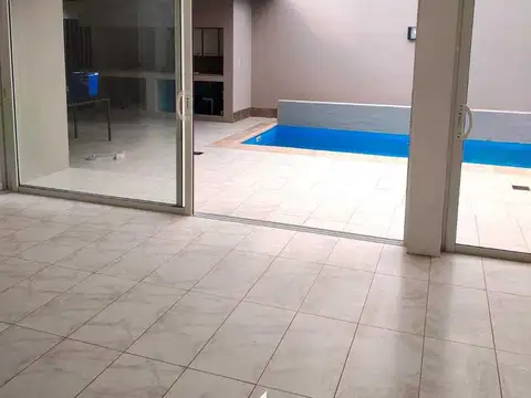 Casa en Alquiler con 2 cocheras