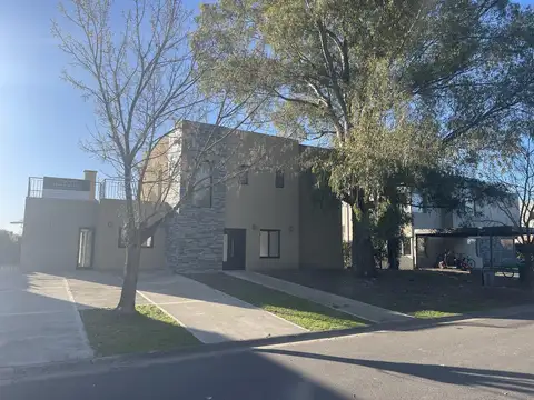 Casa 5 ambientes con 4 baños