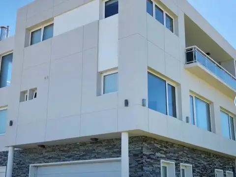 Casa 10 ambientes con 6 baños