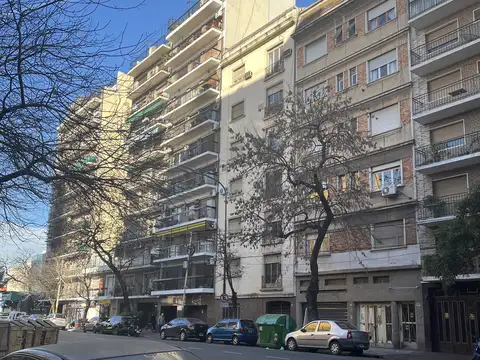 Av Díaz Vélez y Salguero. Dos ambientes de 48 m2 totales , apto crédito, con dos patios laterales