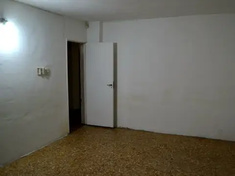 CASA EN VENTA CON DOS DORMITORIOS, COCHERA Y LOCAL