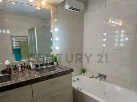 CASA DE 2 DORMITORIOS CON JARDIN Y COCHERA EN VENTA